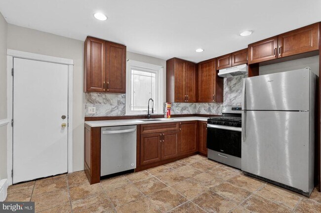 Building Photo - 2524 E Lehigh Ave