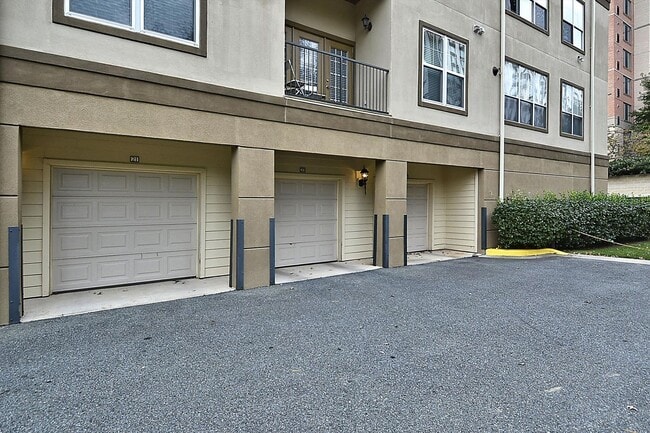 Building Photo - FRESH & READY! 2BD/2BA Next to METRO with ...