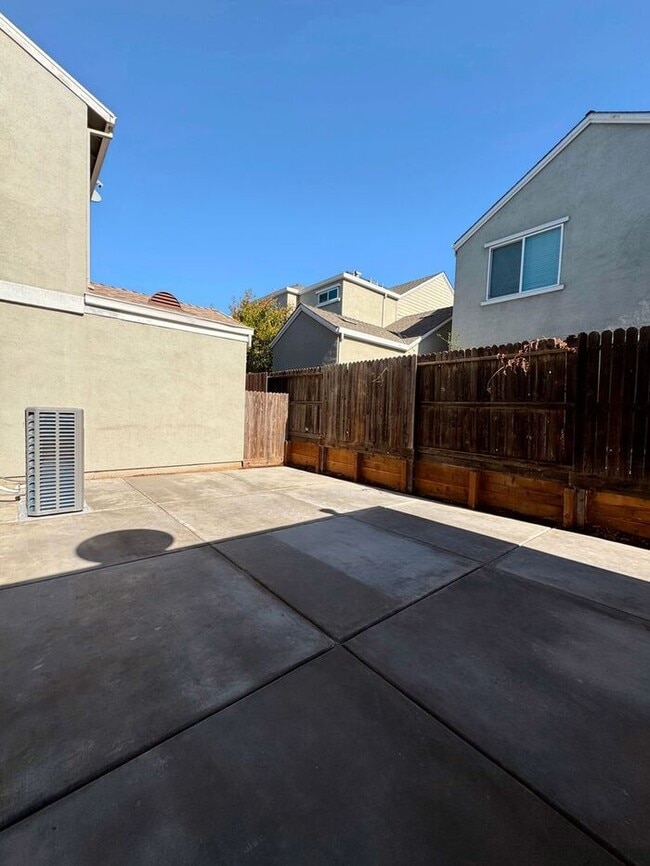 Building Photo - !!Get $500 OFF!! 3BR SFR w/ Tandem Garage & Fenced Yard near Boxwood St