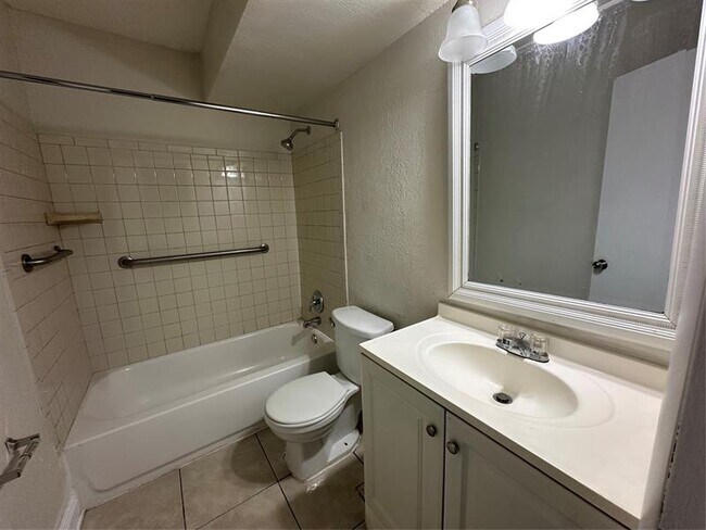 Building Photo - 146 SW 12th Ave