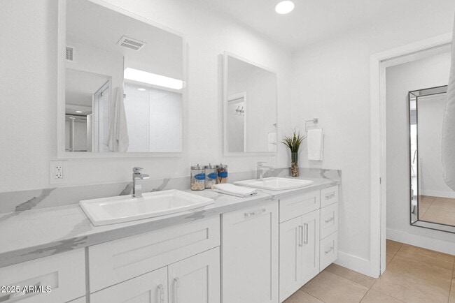 Building Photo - 7760 E Gainey Ranch Rd