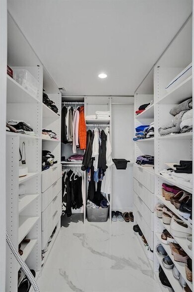 Building Photo - 2500 Parkview Dr