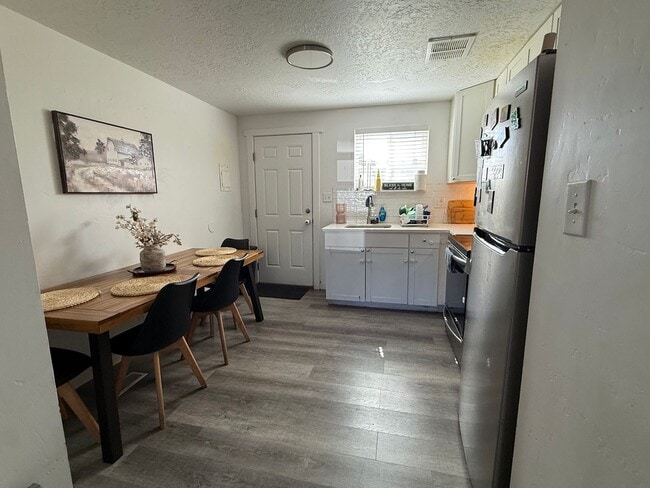 Building Photo - Freshly Renovated 2 Bedroom Orem Apartment!!