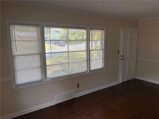 Building Photo - 2064 Montrose Dr