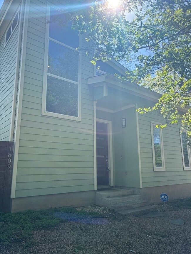 Building Photo - 3BR/2.5BA w/ Fenced Yard + Assigned Parking in Austin, TX