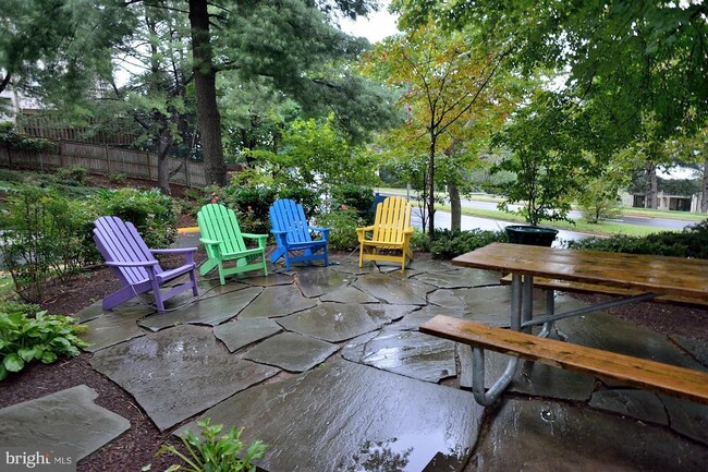 Outdoor Seating Area - 5911 Edsall Rd