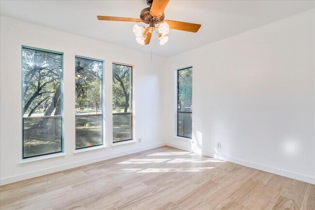 Building Photo - 904 Willow Creek Cir