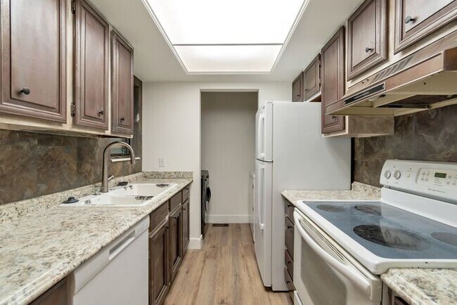 Building Photo - Cozy Midvale Condo - AVAILABLE NOW!