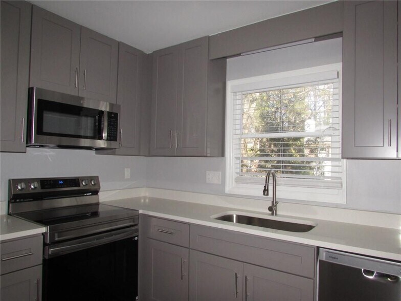 Building Photo - 1716 Twin Brooks Dr SE