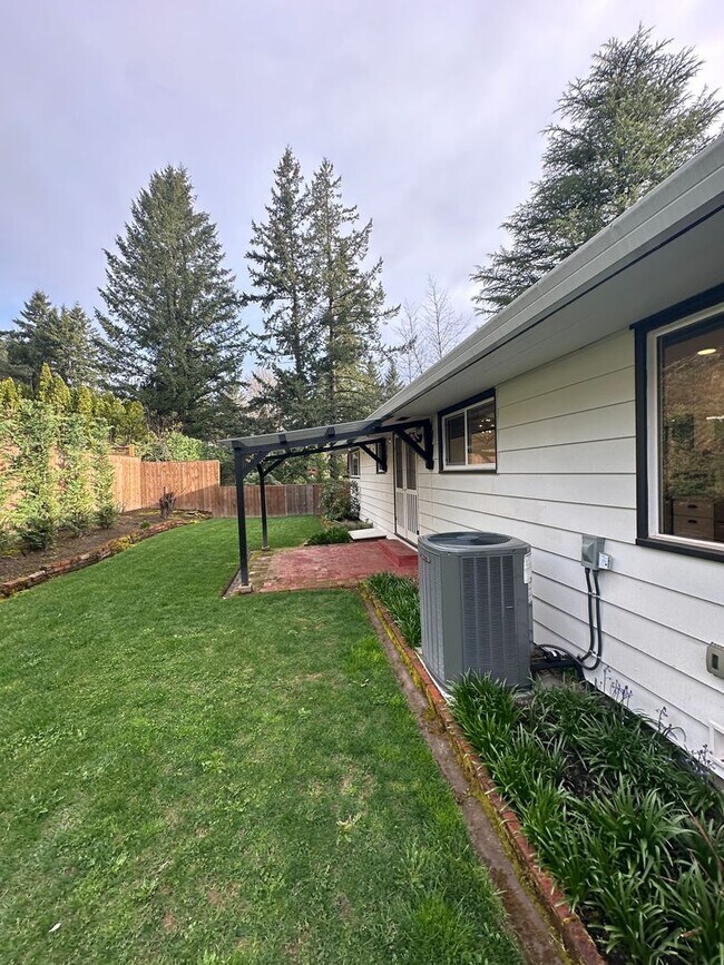 Building Photo - GORGEOUS RANCH STYLE HOME ON HUGE MANICURED LOT IN GARDEN HOME IN SW PORTLAND