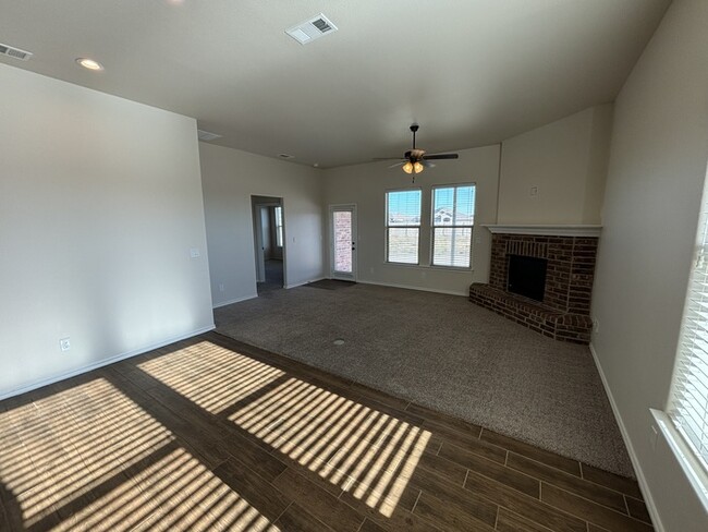 Building Photo - 3 bed 2 bath with 2 car garage located in ...