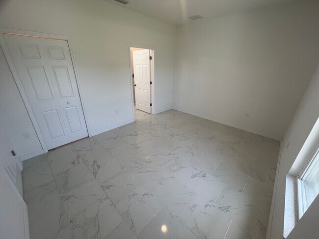 Building Photo - SPACIOUS 3Bd / 2 Ba SINGLE FAMILY HOUSE AVAILABLE