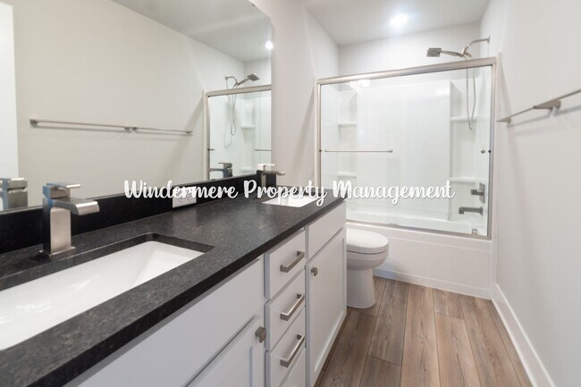 Building Photo - Stunning and spacious 5 bed in McCormick Village!