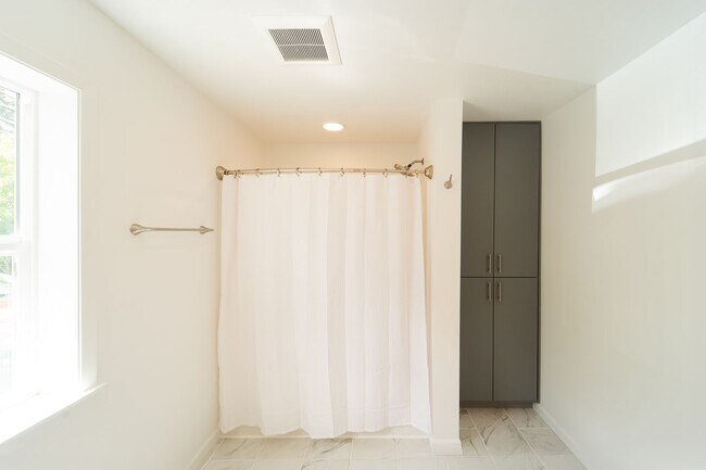 Building Photo - Newly Remodel Home in West Hills!