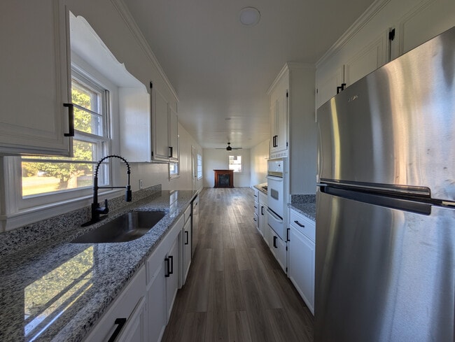 Building Photo - 407 Hand Cir