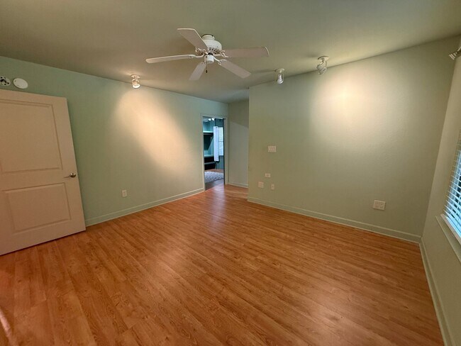Building Photo - 303 Interbay Ave