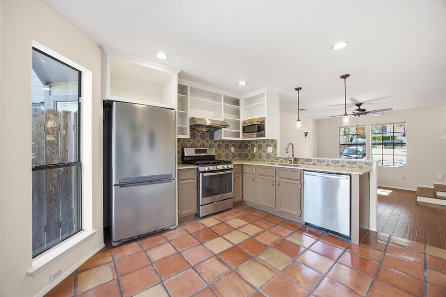 Building Photo - 1411 Gracy Farms Ln