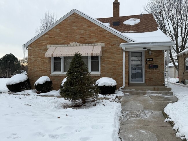 Building Photo - 3225 S 40th St