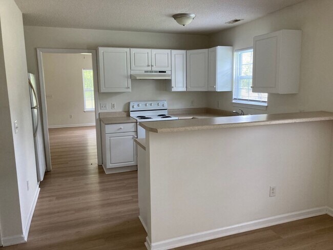 Building Photo - Three Bedroom, Two Bath House on Masonboro Loop