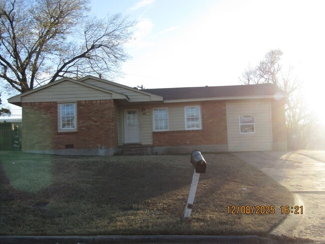 Building Photo - Very nice spacious home! No Carpet!