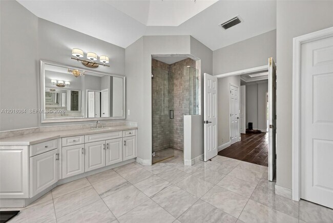 Building Photo - 2538 Montclaire Ct