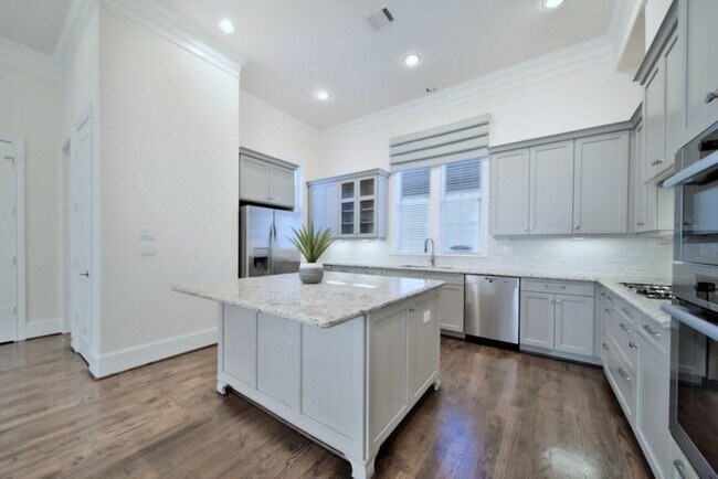 Building Photo - 3913 Gramercy St