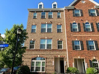 Building Photo - Stunning and Spacious 3 Bed, 2.5 Bath End-...