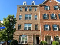 Building Photo - Stunning and Spacious 3 Bed, 2.5 Bath End-...