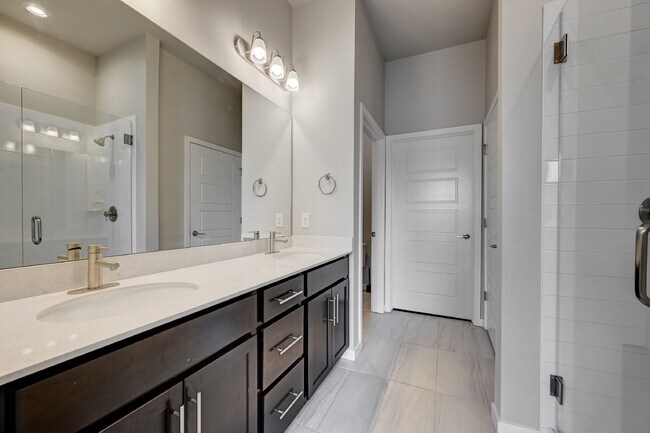 Building Photo - $2,000- 2 Bed, 2 Bath Condo in Littleton with AC and In Unit Laundry!