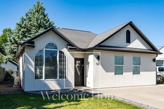 Building Photo - Updated 2 Bed Home with Detached Office & Fenced Yard