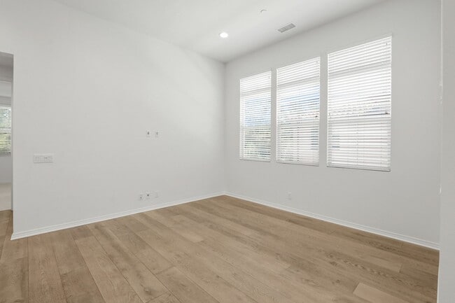 Building Photo - Desirable Eastwood Village Home