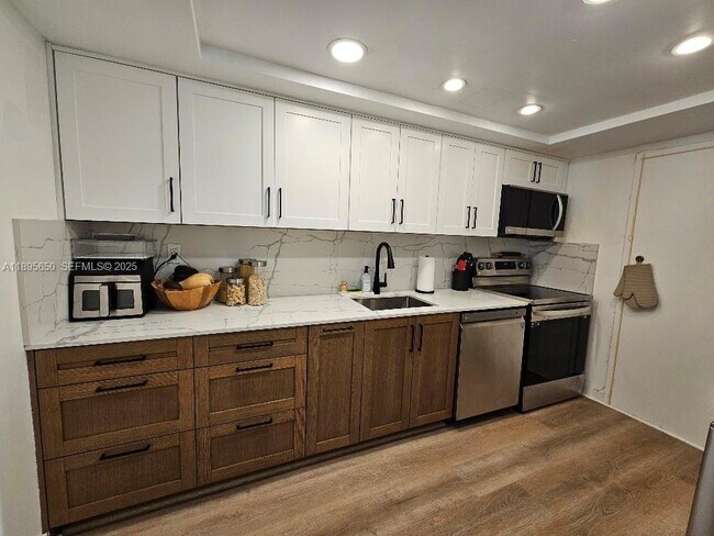 Building Photo - 18061 Biscayne Blvd