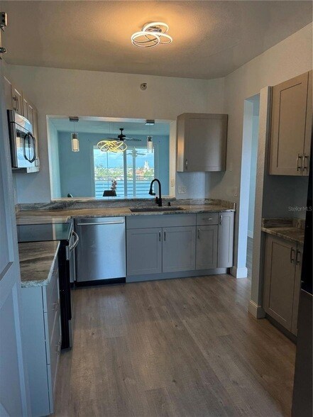 Building Photo - 7902 Sailboat Key Blvd S