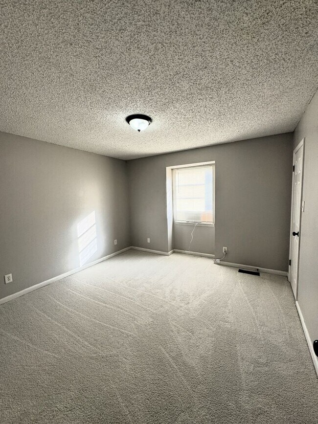 Building Photo - Move-In Special!! 1/2 Off First Month's Re...