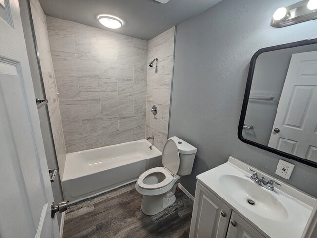 Building Photo - 411 NW Greenmeadow Dr