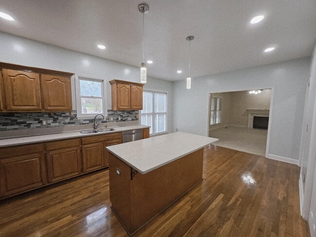 Building Photo - 208 E Bend Ct