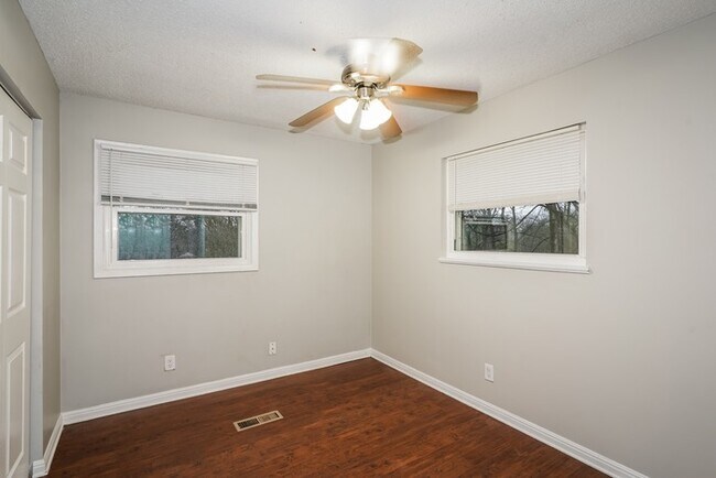 Building Photo - Spacious 4-Bedroom Home in Clarksville, TN