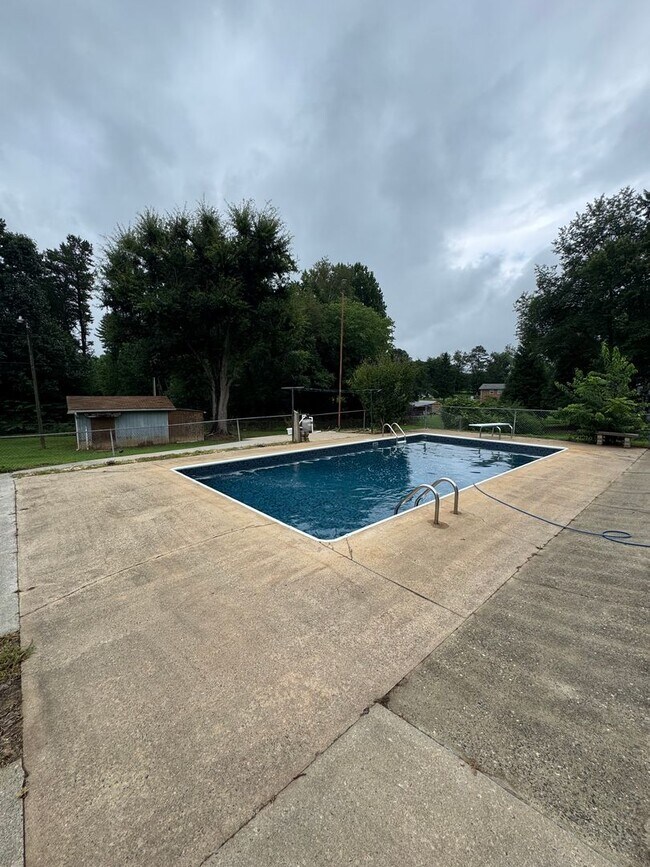 Building Photo - Spacious 3 Bedroom Home with Office, Pool, & Lawn Care Included – Hudson, NC