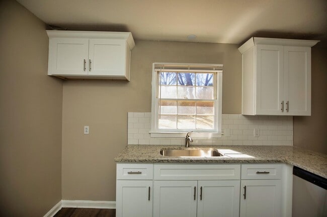 Building Photo - ** 3 bed 2 bath located in Dalraida ** Cal...