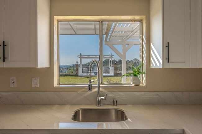 Building Photo - Fully furnished Canyon View 5 Bed Single Family