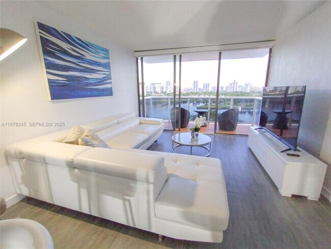 Building Photo - 3625 N Country Club Dr