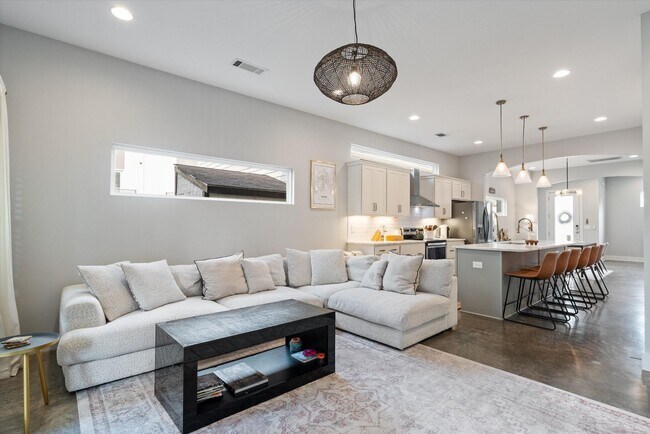Building Photo - Beautiful Home in Nashville!