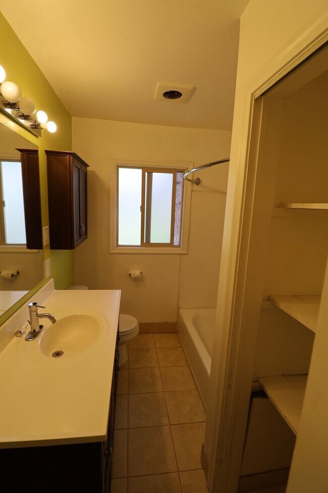 Building Photo - 360 N SF
