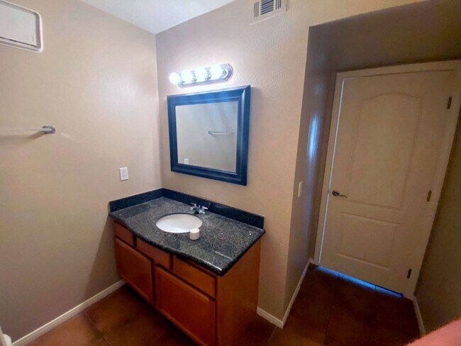 Building Photo - Spacious 1st Floor Condo at The Lakes