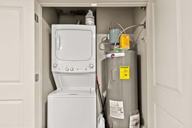 Building Photo - Move-In Ready 3BR Furnished Apartment Near ISU