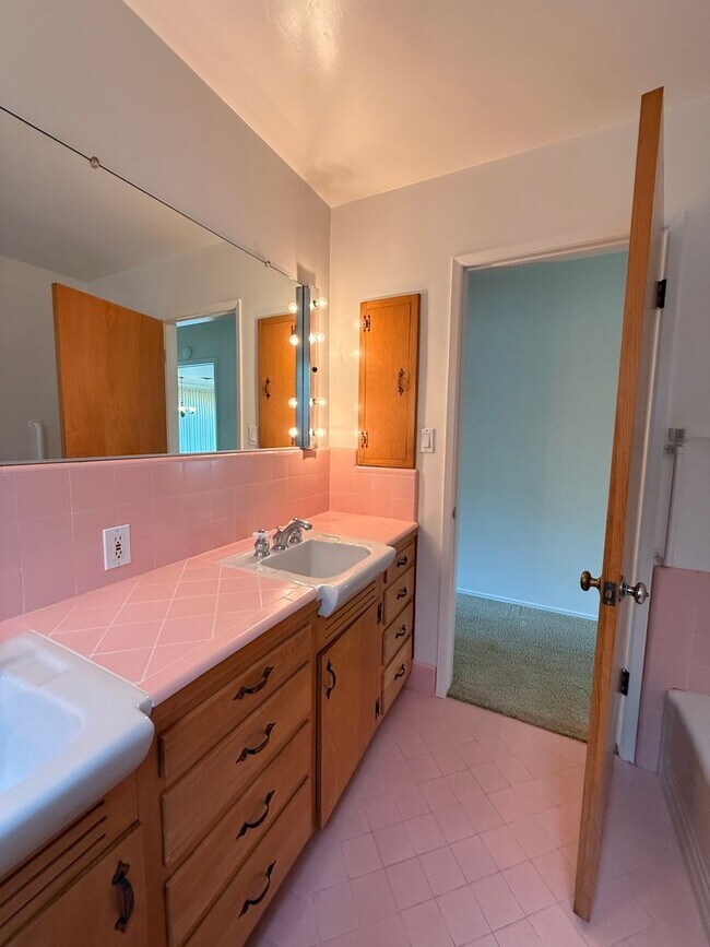 Building Photo - 1950's Ranch Style 2+2 with den/office Hom...