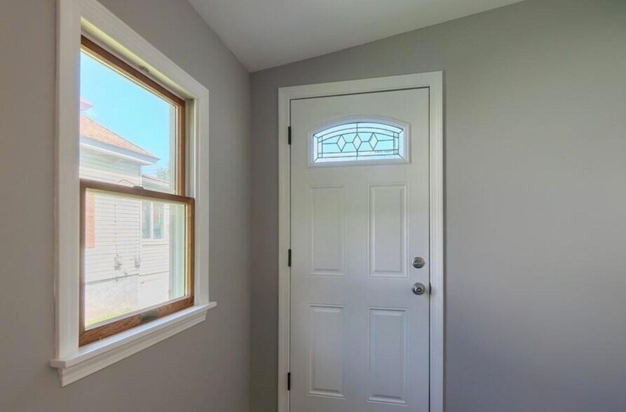 Building Photo - 142 E Meadow Rd