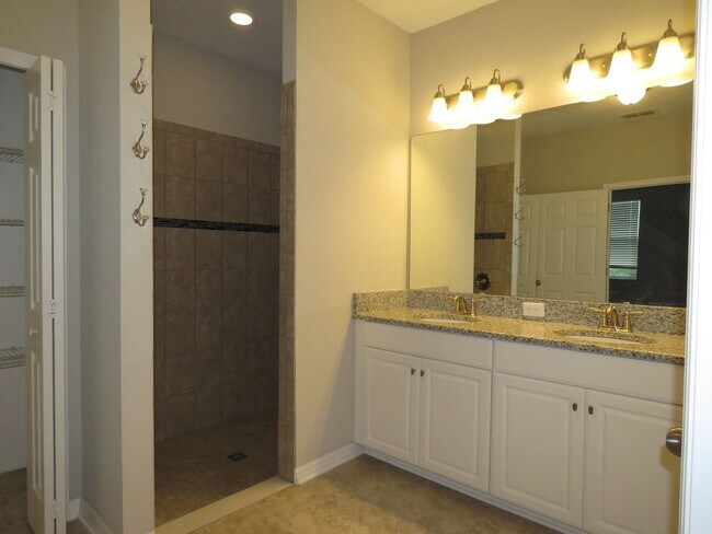 Building Photo - Beautiful Newer 3/2/2 home for Rent