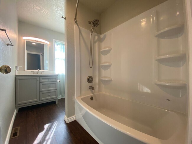 Building Photo - Beautiful 3bed, 2bath 2,550sq.ft. home in ...