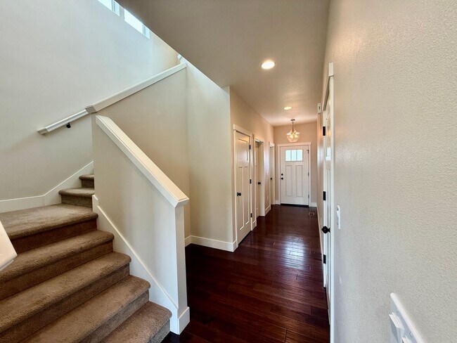 Building Photo - GORGEOUS OPEN LAYOUT HOME IN OLD FARM DISTRICT!
